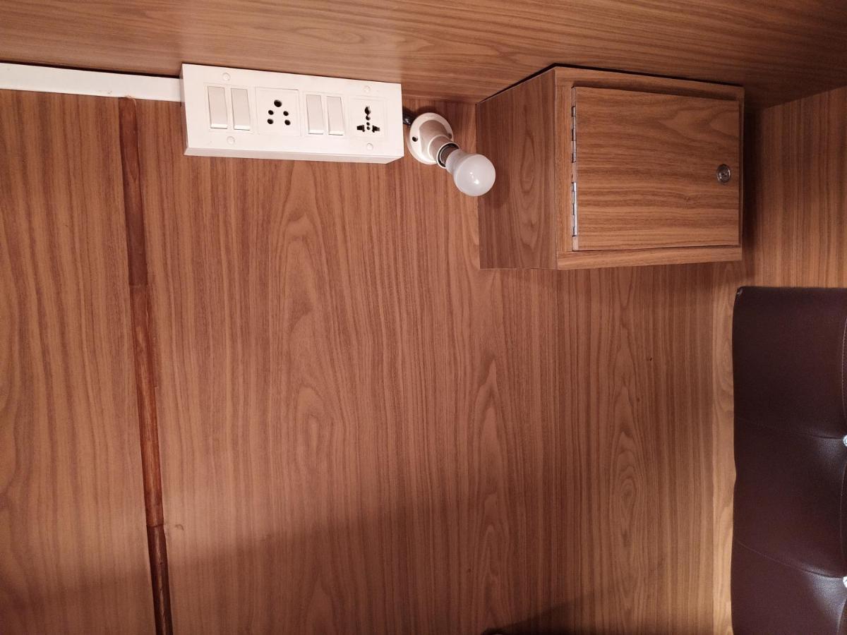 Super Dormitory Ac Deluxe Мумбаї Екстер'єр фото