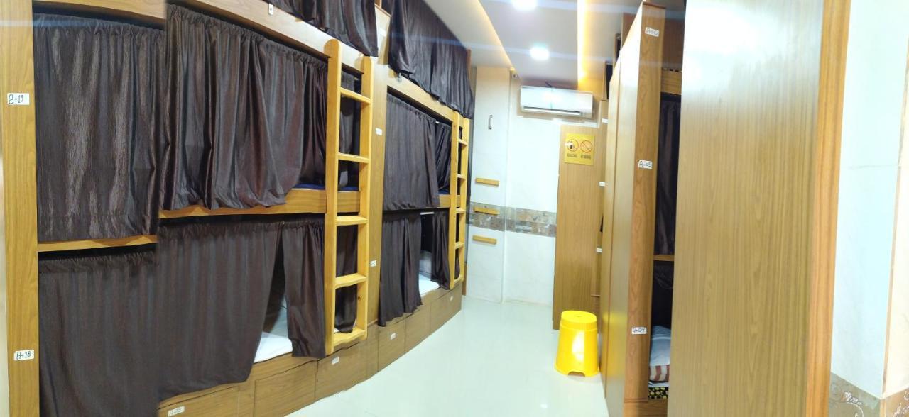 Super Dormitory Ac Deluxe Мумбаї Екстер'єр фото